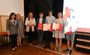 Wspólne zdjęcie uczestników projektu z Martą Makuch - Wiceprezydentką Miasta Słupska, Anną Sadlak - Dyrektorką Wydziału Edukacji oraz Renatą Draszanowską - Dyrektorką ZSE.